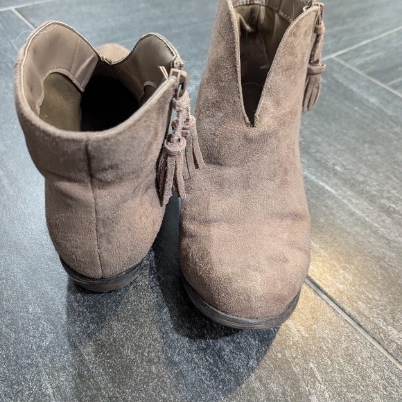 Ran Booties with Tassle - Picture 3 of 5